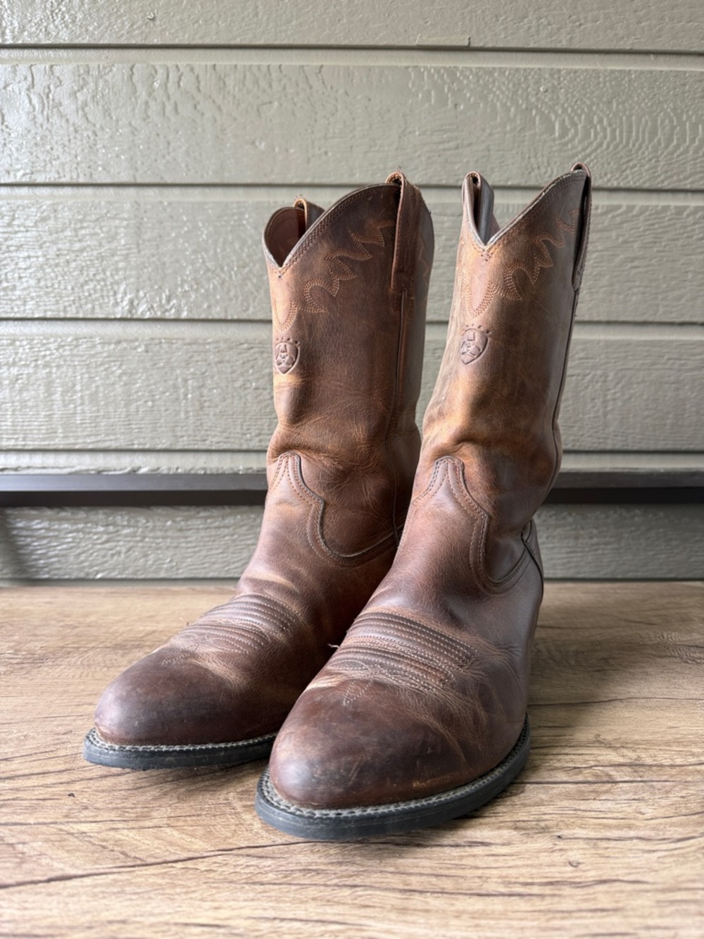 ARIAT Classic Brown Leather Western Boots - Men size 10 EE